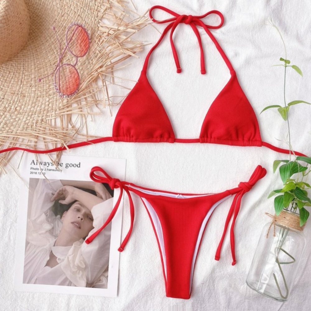 Red bikini - Picture 2 of 5